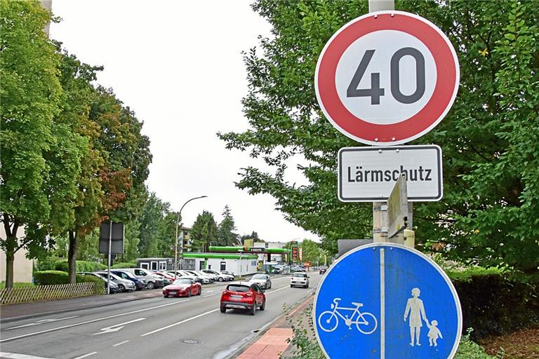 Die Sulzbacher Straße ist eine der Hauptverkehrsachsen von Backnang. Auch hier gilt Tempo 40 wegen Lärmschutz. Foto: Tobias Sellmaier
