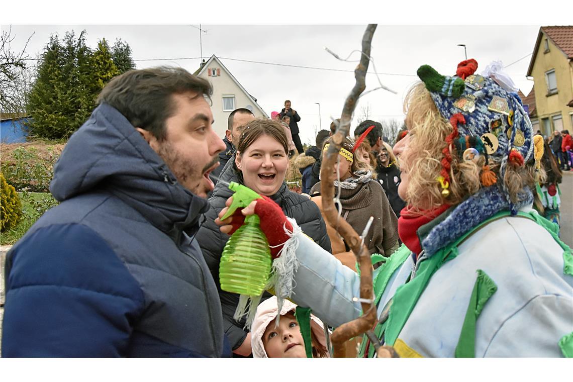 Die Sumpfgoischder aus Schwaikheim sorgen für Erfrischung. Narrenwochenende in A...