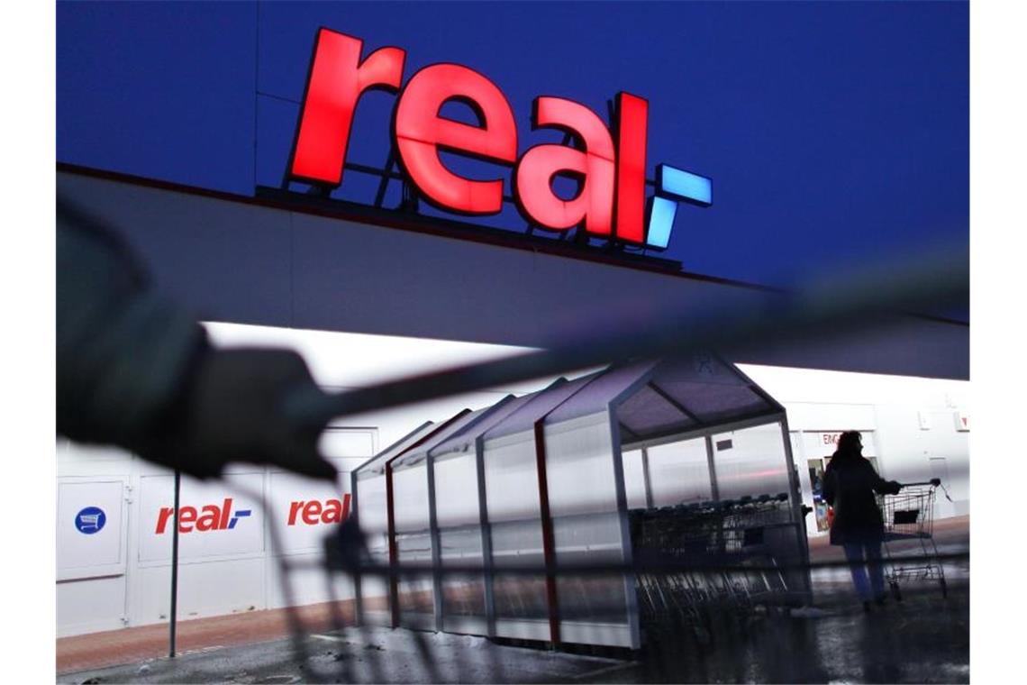 Zerschlagung von Real: Globus steigt in Verkaufspoker ein Die Supermarktkette Globus will sich einen Teil des zerschlagenen Real-Warenhausnetzes einverleiben. Foto: Oliver Berg/dpa/Archivbild