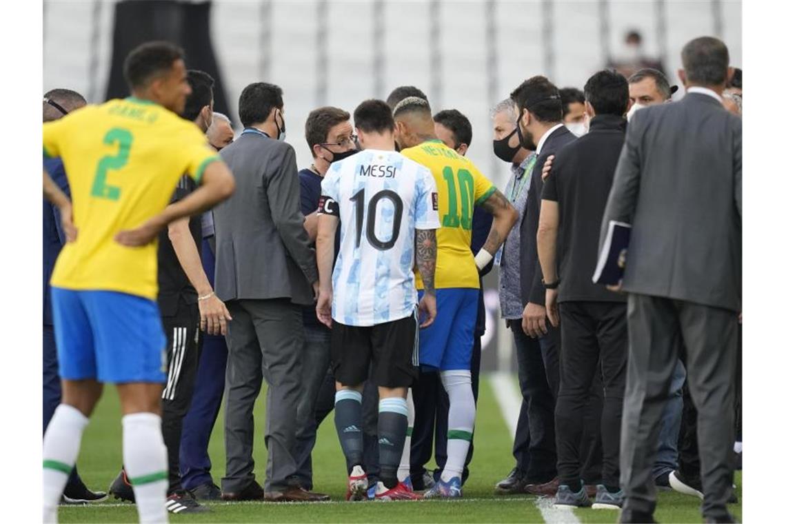 Messi und Neymar mittendrin: Corona-Eklat beschäftigt FIFA Die Superstars Lionel Messi (M.l) und Neymar (M.r) waren mittendrin bei dem Spielabbruch. Foto: Andre Penner/AP/dpa