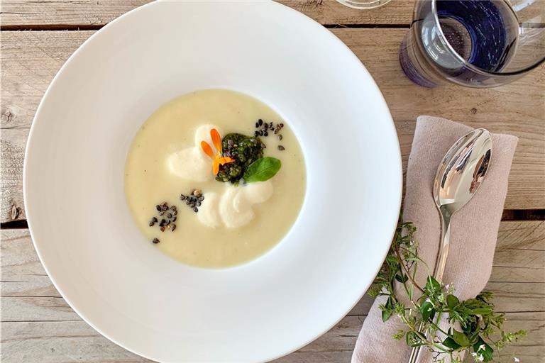 Die Suppe ist fertig: Kochen mit Wildkräutern ist derzeit sehr beliebt. Foto: privat