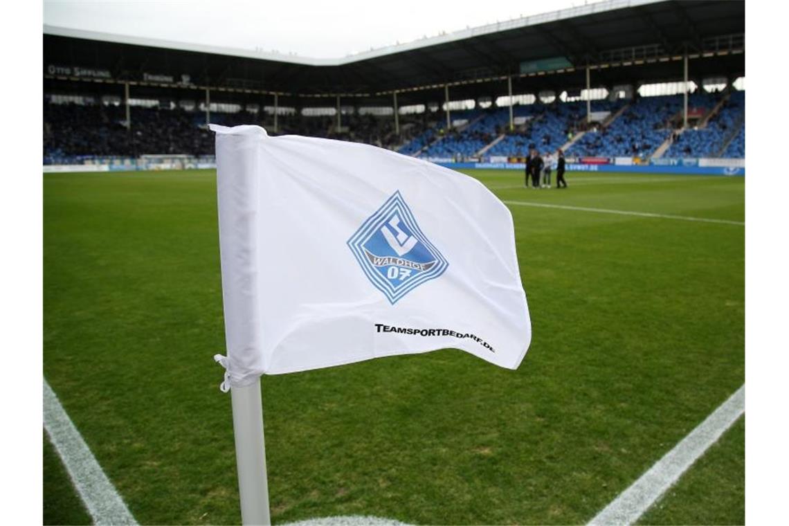 Die SV Waldhof Mannheim Eckfahne mit Vereinswappen weht im Stadion. Foto: Michael Deines/dpa/Archivbild