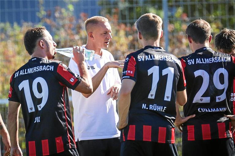 Die SVA-Fußballer um Trainer Hannes Stanke sind mit dem 3:3 in Crailsheim zufrieden. Archivfoto: Alexander Becher