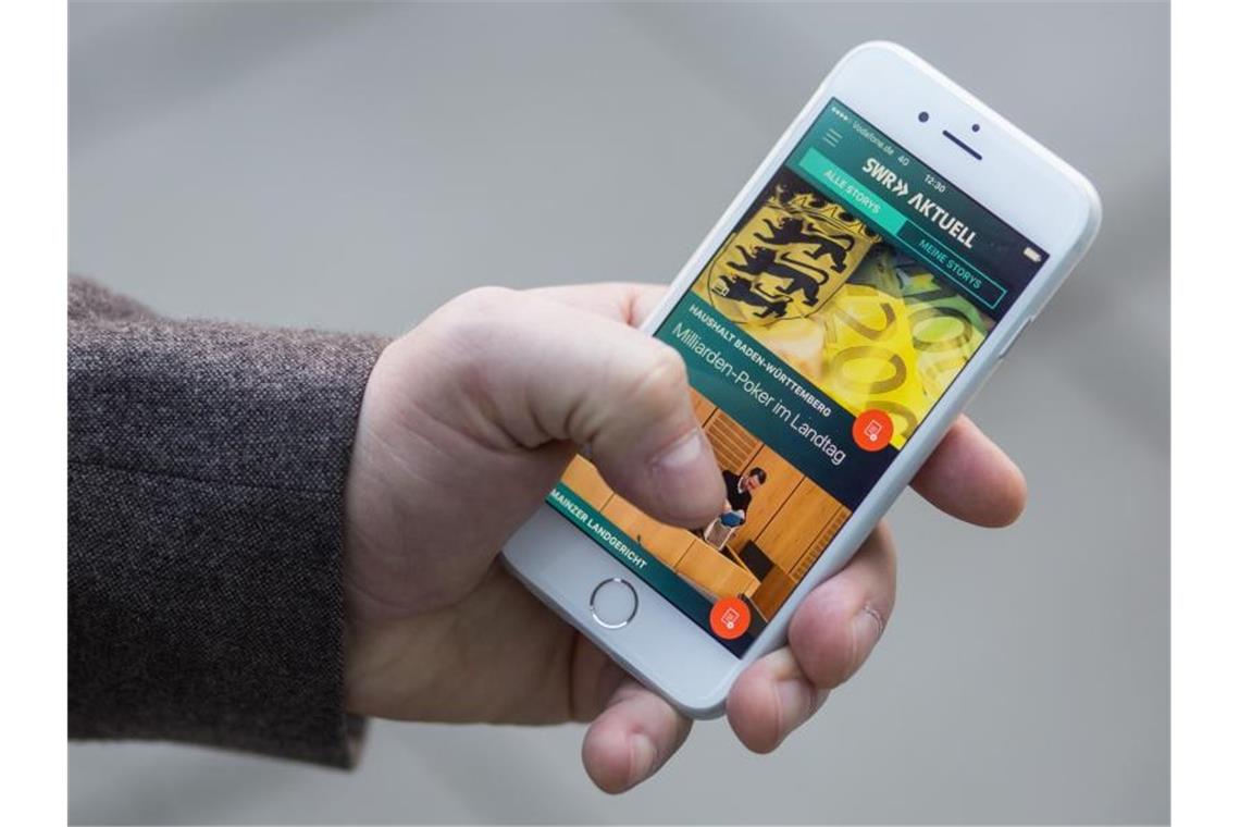 Relaunch: SWR Aktuell App bietet mehr regionale Nachrichten Die SWR-App „SWR Aktuell“ wird auf einem Smartphone wieder gegeben. Foto: Christoph Schmidt/Archivbild