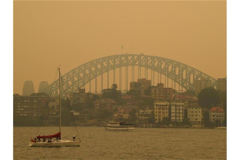 Die Sydney Harbour Bridge in Rauch gehüllt. Foto: Joel Carrett/AAP/dpa