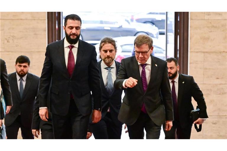 "Die Syrer verdienen eine Chance und wir möchten helfen, dass diese Chance gut genutzt wird", sagte Außenminister Johann Wadephul (rechts) beim deutsch-syrischen Wirtschaftsforum mit dem syrischen Übergangspräsidenten Ahmed al-Scharaa.