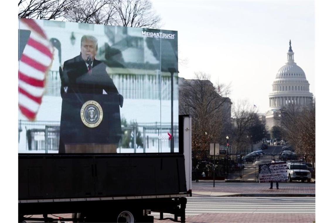 Die Szene, in der der damalige US-Präsident Trump am 6. Januar zu seien Anhängern spricht, ist in Washington auf einem Monitor zu sehen. Foto: Jose Luis Magana/AP/dpa
