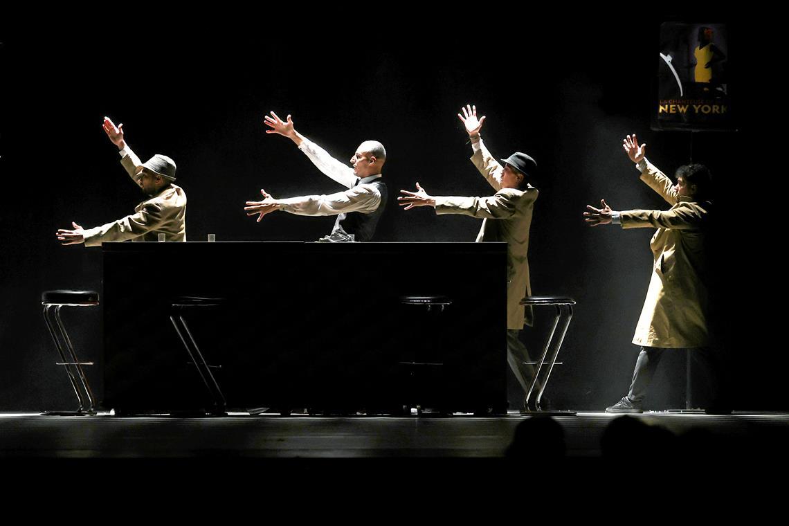 Verrücktes Tanztheater im Backnanger Bürgerhaus Die Tänzer präsentierten eine Show voller Humor, Überraschungen und akrobatischem Können. Fotos: Alexander Becher