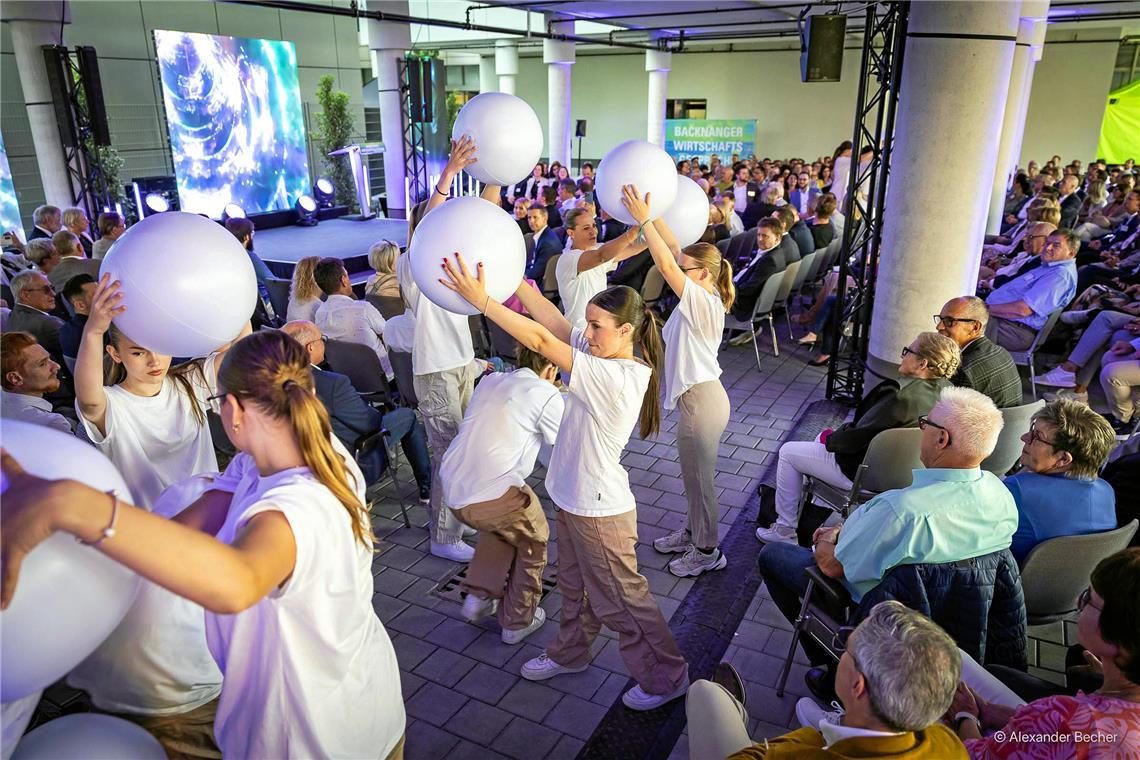 Eindrücke von den Backnanger Wirtschaftsgesprächen Die Tänzerinnen der Dance Intense Factory präsentierten ausdrucksvolle Darbietungen.