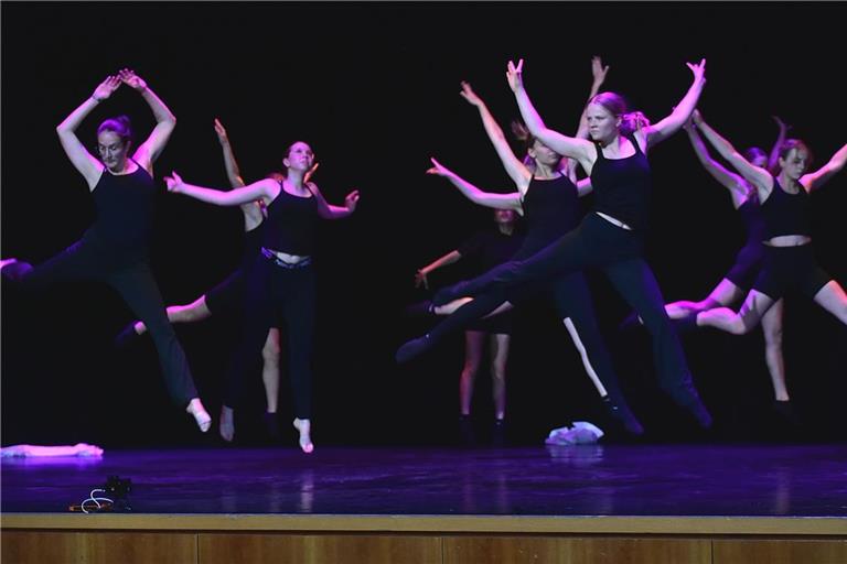 Die Tänzerinnen der Tanzschule Bayerle-Auchter begeistern im Bürgerhaus mit einem Contemporary. Foto: Tobias Sellmaier