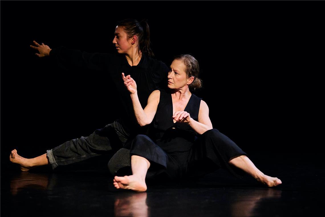 Die Tänzerinnen Martina Gunkel und Claudia Senoner widmen sich der sogenannten Echtzeitkomposition – einer Form der Improvisation, bei der Tanz und Bewegung unmittelbar im Moment entstehen.