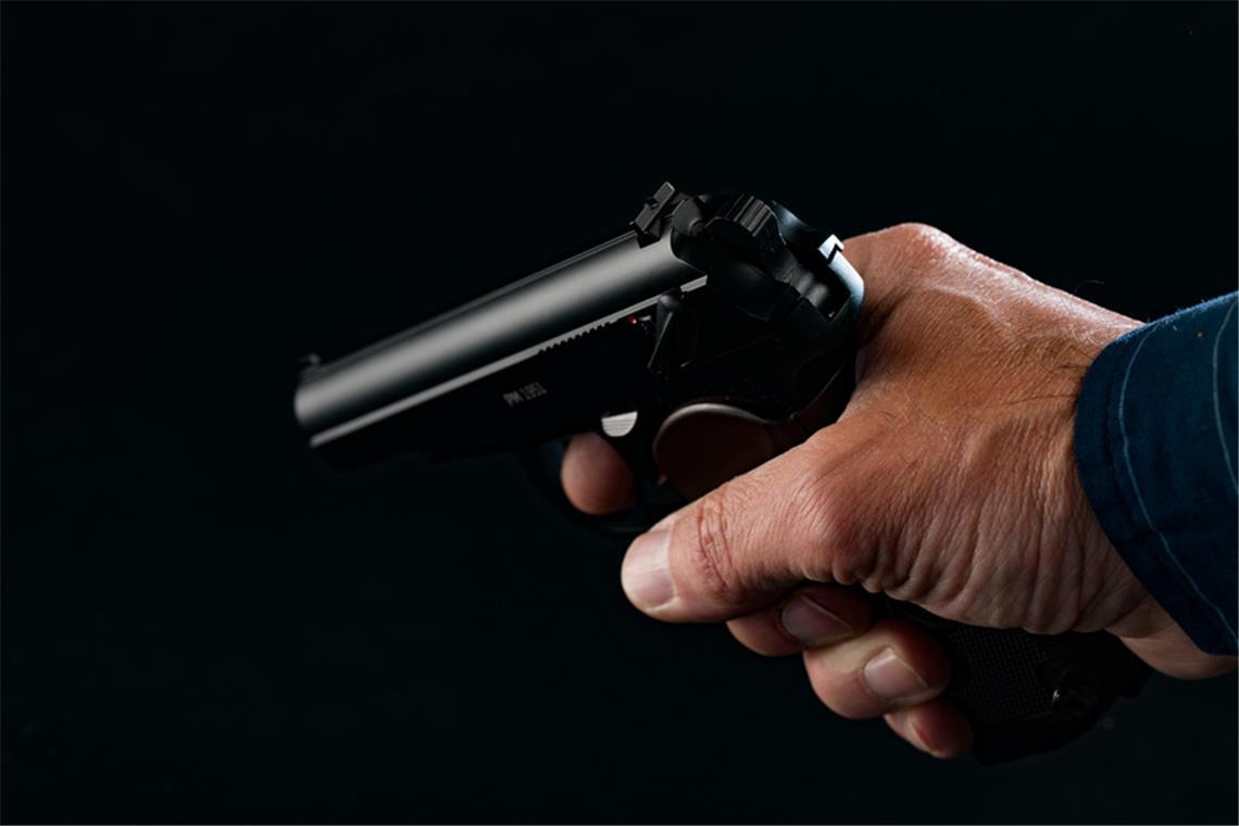Die Täter bedrohten die Mitarbeiterin des Geschäfts mit einer Waffe. (Symbolfoto: Adobe Stock / Wladimir_Bulgar