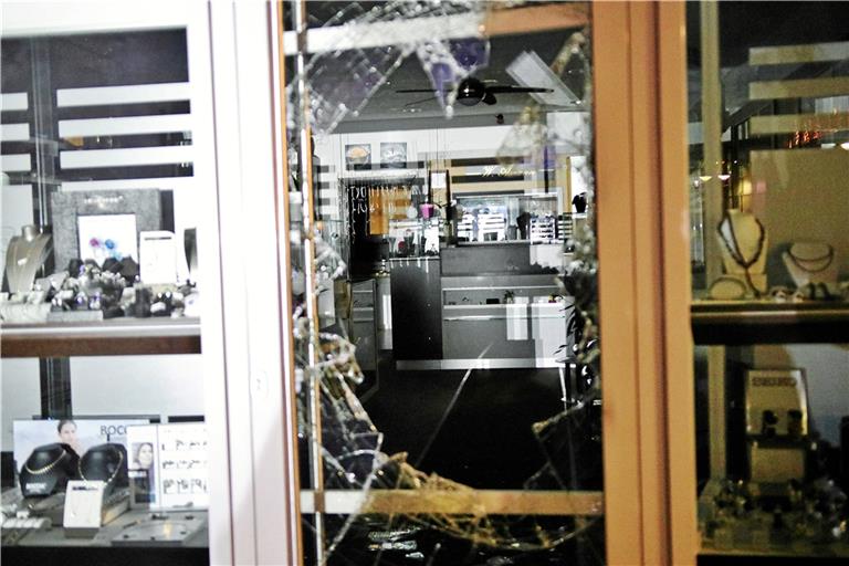 Die Täter haben die Glastüre eingeschlagen. Foto: 7aktuell.de/ Lermer 
