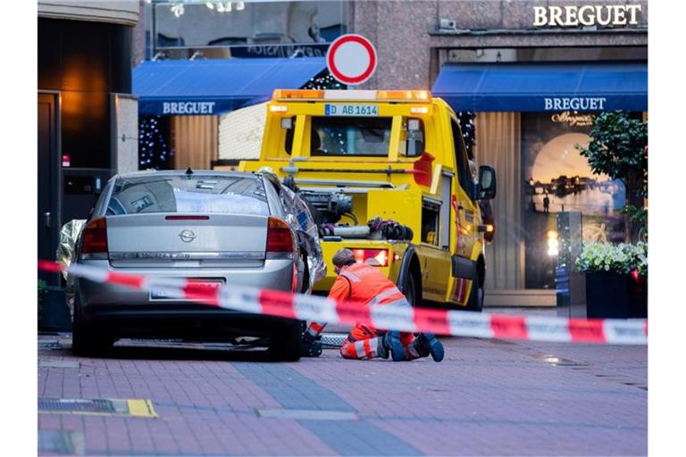 Die Täter zerstörten mit einem Auto eine Scheibe des Uhrengeschäfts und erbeuteten die Uhren. Foto: Rolf Vennenbernd/dpa