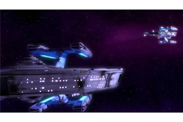 Die Täuschung durch mehrere gleichzeitig sichtbare Stargazer beruht auf unterschiedlichen Lichtlaufzeiten. Weil das Schiff während des Manövers beschleunigt und wieder stoppt, ergeben sich im Modell für denselben Beobachtungszeitpunkt sogar drei mögliche Emissionszeitpunkte.