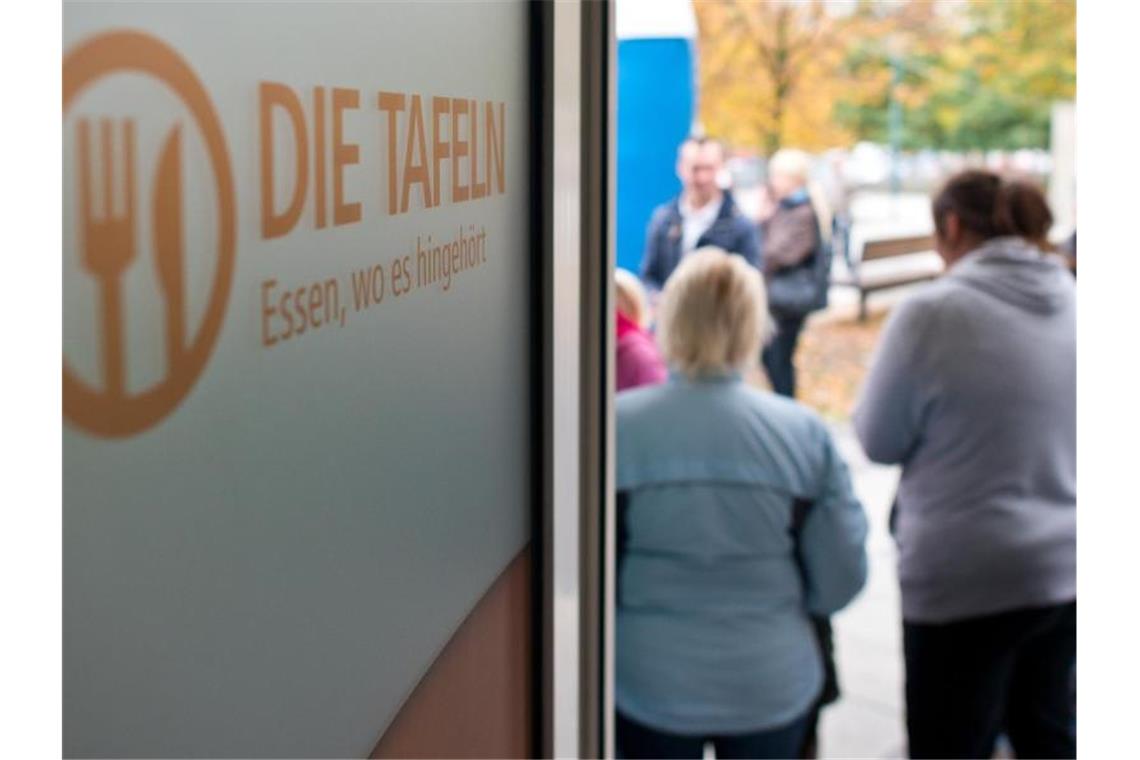 Tafeln besorgt über Zulauf von Kindern und Rentnern Die Tafeln in Deutschland verzeichnen nach eigenen Angaben einen starken Kundenzuwachs. Foto: Patrick Pleul