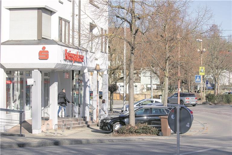 Die Tage der Kreissparkassenfiliale am Marktplatz in Unterweissach sind gezählt. Gegenüber, im ehemaligen Bekleidungsgeschäft „Mode am Markt“, wird noch in diesem Jahr mithilfe eines Erweiterungsbaus eine größere und moderne Filiale entstehen. Fotos: A. Becher