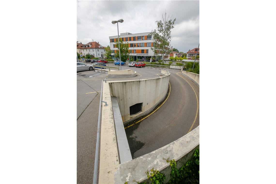 Die Tage der Parkgarage beim Backnanger Gesundheitszentrum sind gezählt. Die Kreisbau will das marode Bauwerk nicht mehr sanieren, sondern abreißen. Foto: A. Becher