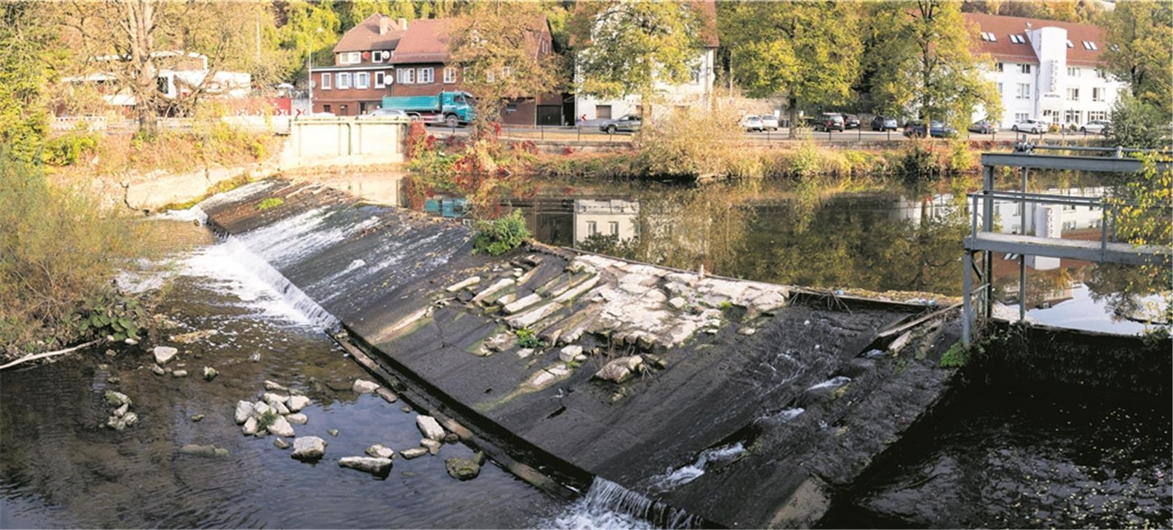 Die Tage des Biegel-Wehrs sind gezählt. Im kommenden Jahr wird das Bauwerk weggebaggert und an seiner Stelle auf bis zu 50 Meter Länge eine sogenannte raue Rampe geschaffen. Foto: A. Becher