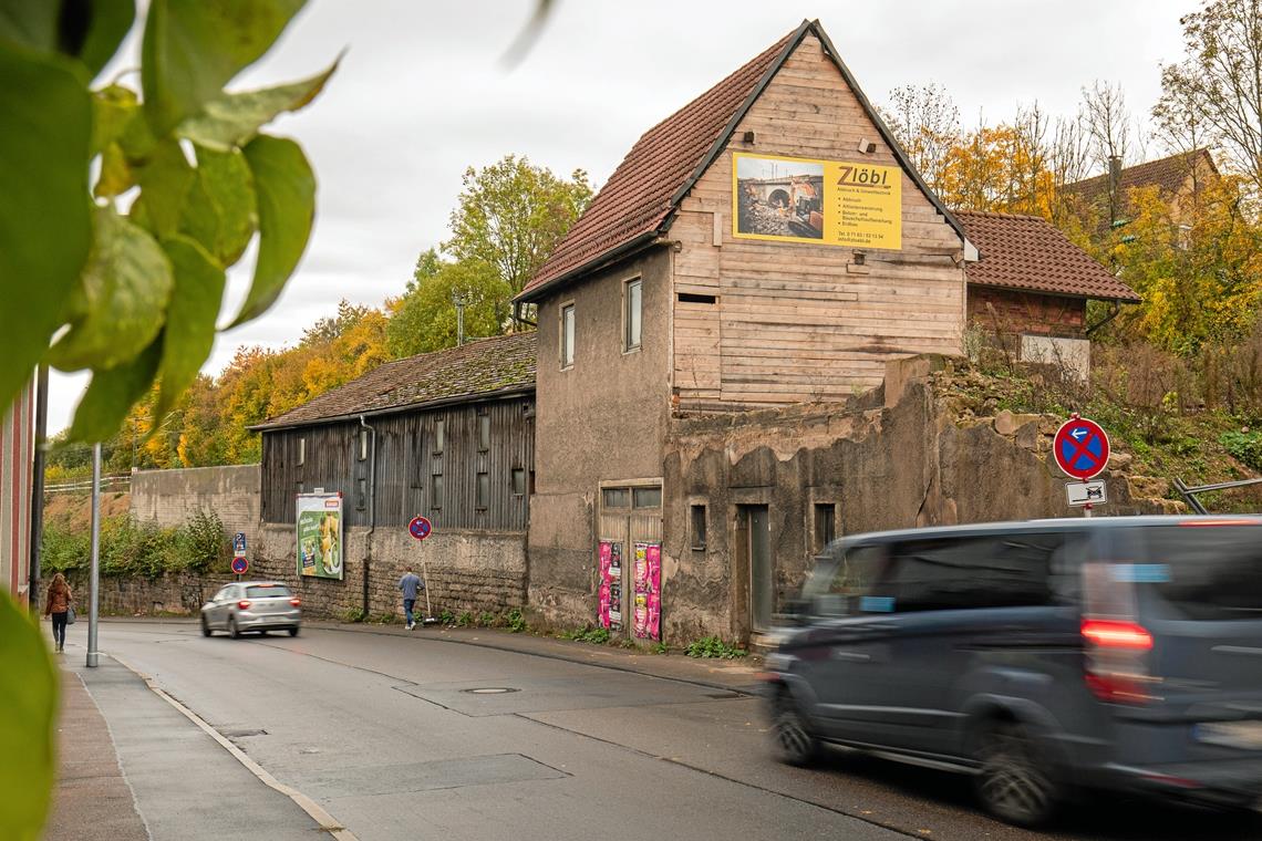 Die Tage dieser Gebäude sind gezählt. Von Montag an geht der Abriss weiter. Bisher wurden bereits 3000 Tonnen Recyclingschotter vor Ort gebrochen und auf anderen Baustellen im Stadtgebiet wieder verbaut sowie 400 Kubikmeter Altholz und 200 Tonnen Schrott entsorgt. Foto: A. Becher