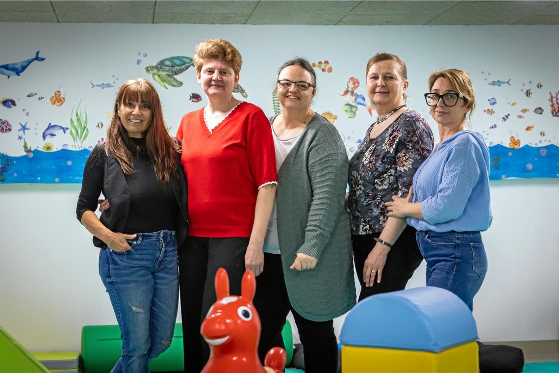 Die Tagesmütter Maria Ohrnberger Eftichidou (von links), Linora Grummet, Daniela Schwenger, Oksana Plotnikov und Olga Döring freuen sich in den Räumen in der Mühlstraße 11, in denen sie bereits die Kinder betreuen, weitermachen zu können. Foto: Alexander Becher