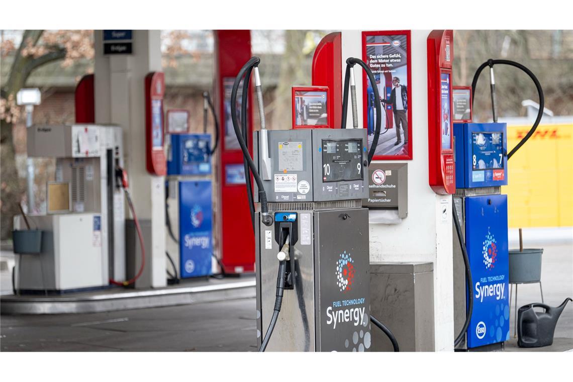 Die Talfahrt der Spritpreise dauert an. (Archivbild)