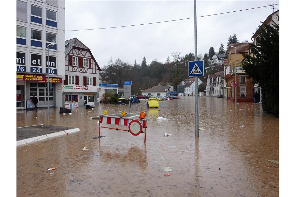 Die Talstraße in Backnang zwischen der Sulzbacher Brücke und dem Biegelwehr.