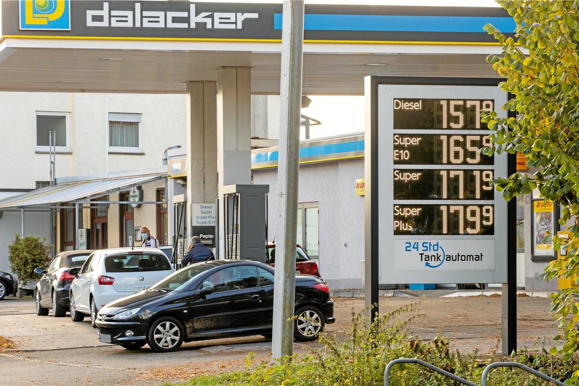 Die Tankstellenbetreiber können selbst nur zuschauen, wie der Preis auf den Anzeigetafeln immer weiter steigt. Foto: A. Becher