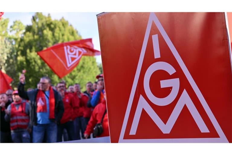 Die Tarifverhandlung der Metall- und Elektroindustrie stehen an&nbsp;– und die Gewerkschaft IG Metall ruft die Beschäftigten in der Autoindustrie bundesweit zu einem Aktionstag auf (Symbolbild).
