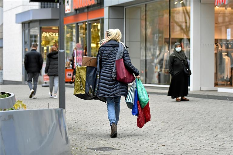 Die Taschen voller Weihnachtsgeschenke? Bei der Kauflust ihrer Kunden verzeichnen die lokalen Händler Zurückhaltung. Foto: T. Sellmaier