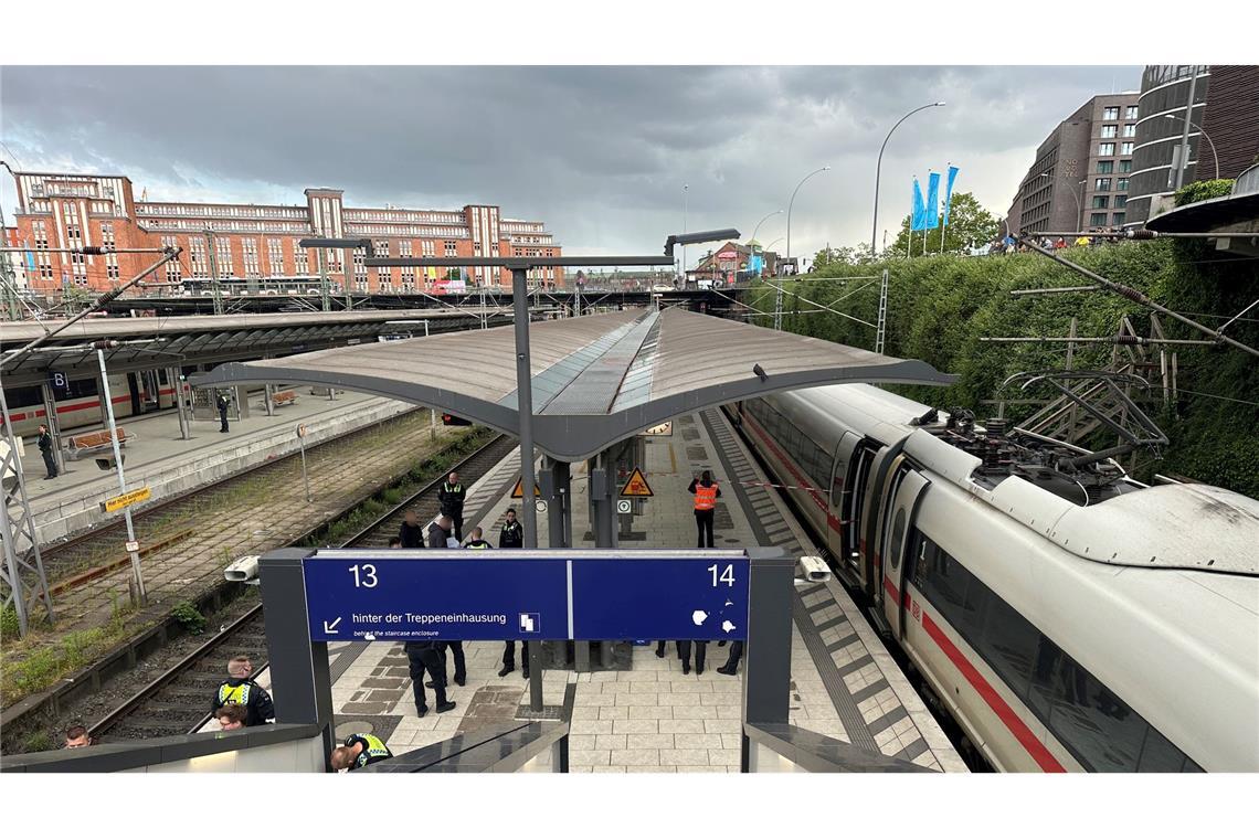 Messerangriff am Hauptbahnhof - 17 Menschen verletzt Die Tat ereignete sich auf dem Bahnsteig zwischen den Gleisen 13 und 14.
