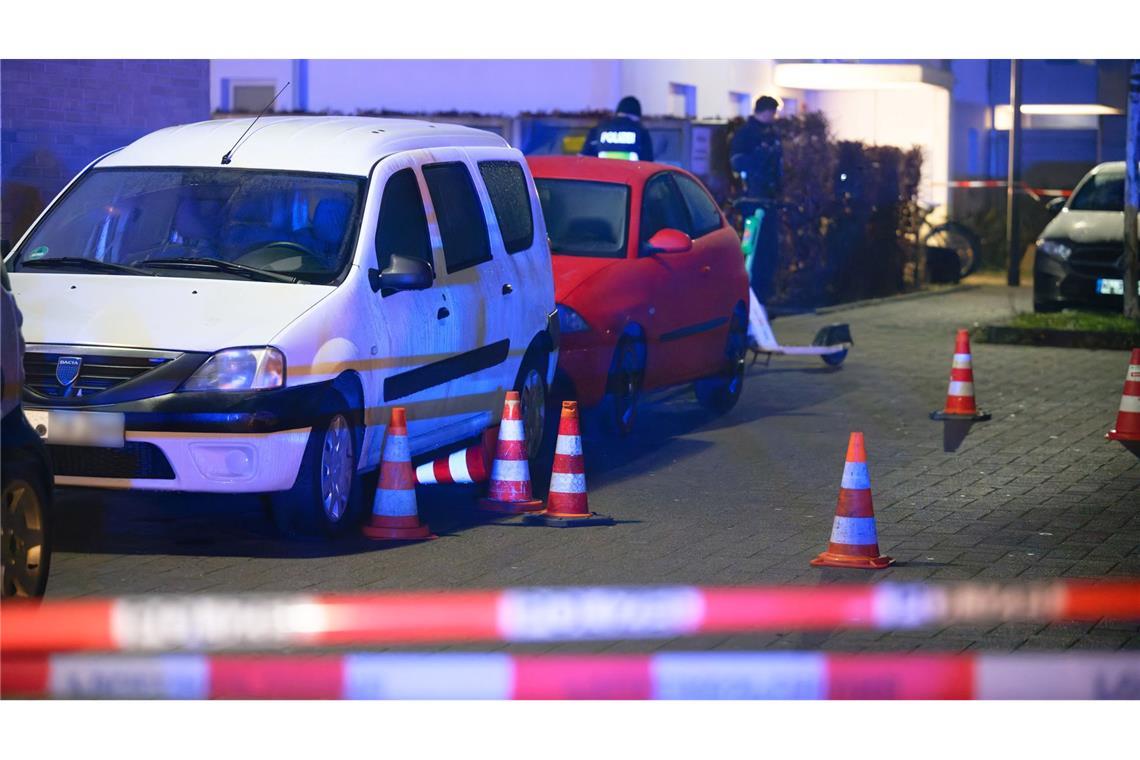 Die Tat soll sich am späten Freitagabend auf einem Parkplatz nahe der Veranstaltungshalle Motorworld im Stadtteil Ossendorf ereignet haben.