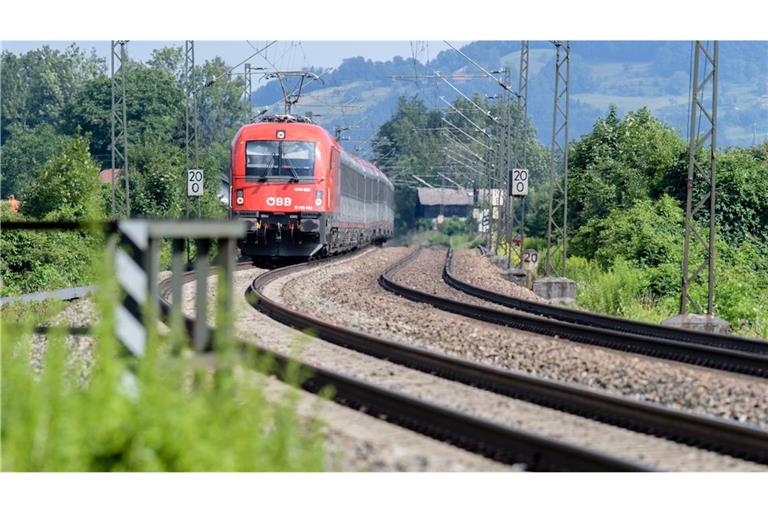 Die Taten sollen in einer ÖBB-Lokomotive geschehen sein. (Symbolbild)