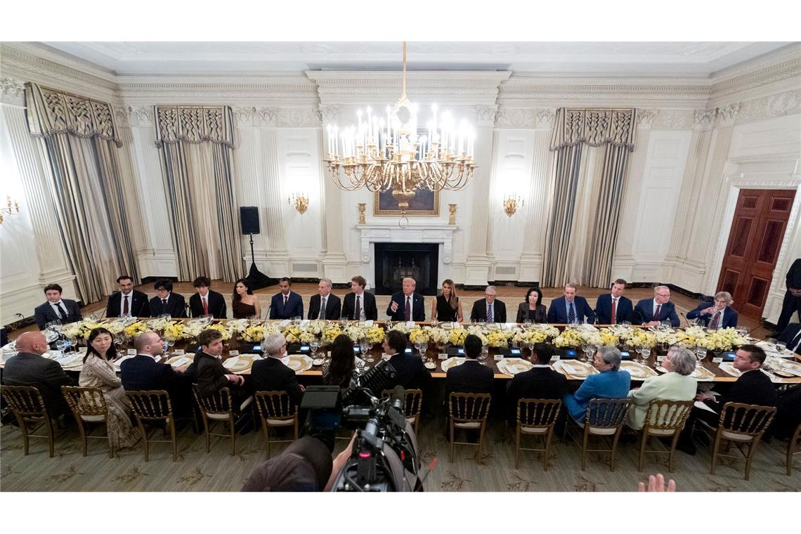 Trump gibt Dinner für Tech-Giganten - Elon Musk nicht dabei Die Tech-Elite saß am Tisch: Meta, Microsoft, Apple, Google, OpenAI und viele mehr.