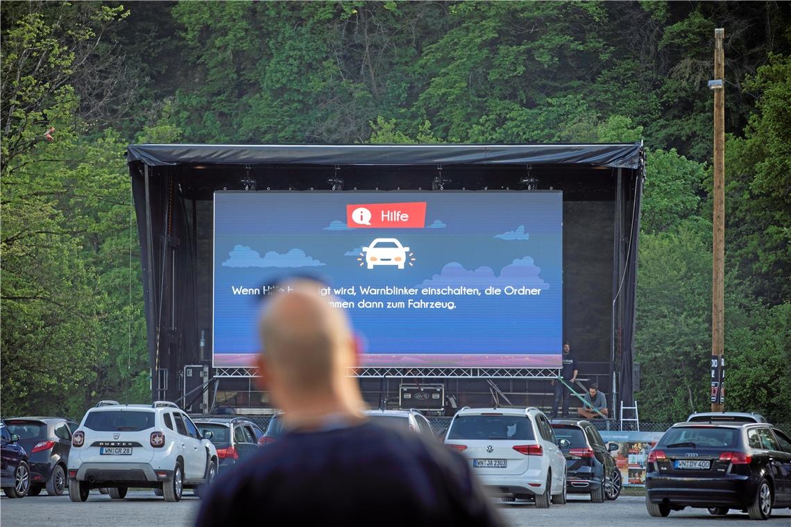 Die Technik spielte keine Streiche beim ersten Autokino unter dem Viadukt. Sowohl Ton- als auch Bildqualität ließen nichts zu wünschen übrig. Fotos: A. Becher