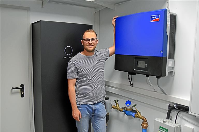 Die Technik zu René Sailers PV-Anlage befindet sich im Hauswirtschaftsraum. Doch auch über das Smartphone kann er alles in Echtzeit beobachten und steuern. Foto: Tobias Sellmaier 