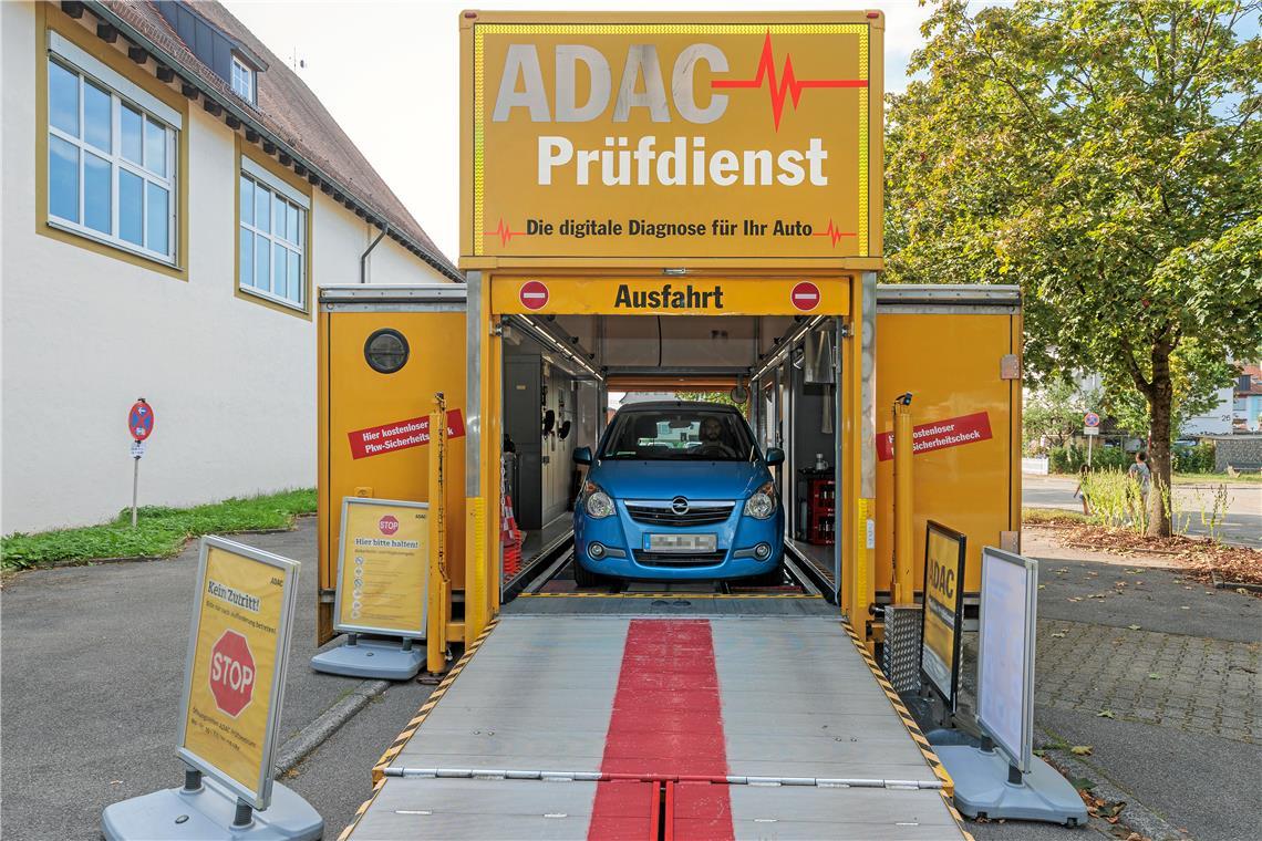 Fahrbarer Untersatz im ADAC-Sicherheitscheck in Murrhardt Die technischen Geräte sind in einen zehn Meter langen Laster integriert, der in Städten und Gemeinden unterwegs ist. Fotos: Stefan Bossow