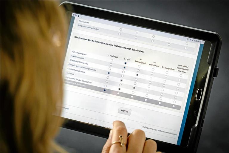Die Teilnahme an der Online-Umfrage dauert nur etwa fünf bis zehn Minuten. Unter anderem können die Teilnehmenden dabei verschiedene Aspekte in Backnang mit Schulnoten bewerten. Foto: Alexander Becher