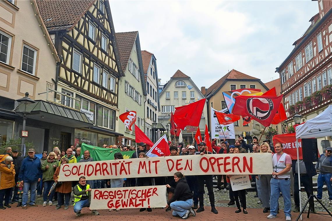 Die Teilnehmenden der Kundgebung setzen ein Zeichen für gesellschaftlichen Zusammenhalt. Foto: Lorena Greppo