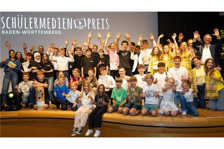 Die Teilnehmenden des vergangenen Schülermedienpreises und Rudi Hoogvliet,  Staatssekretär für Medienpolitik (r. o. ).   Die nächste Runde wartet bereits.