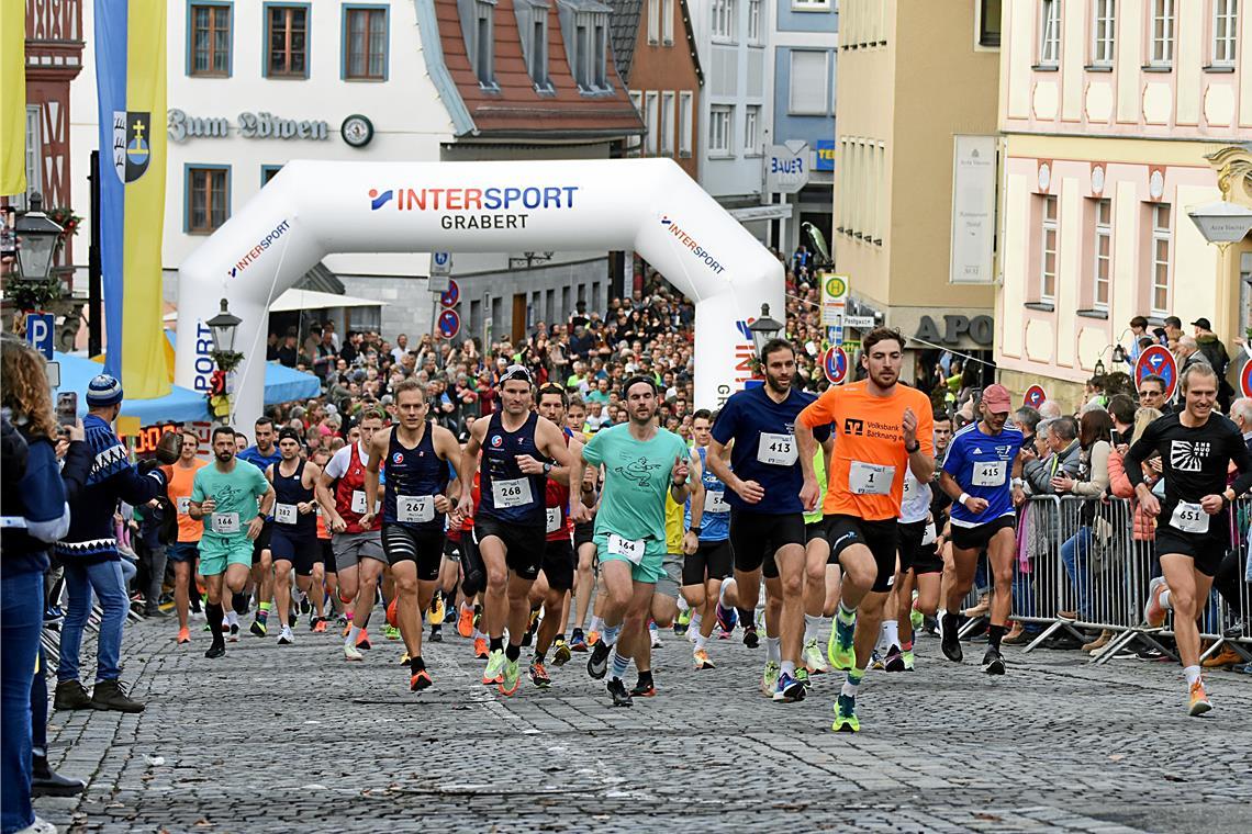 Startschuss zum Backnanger Silvesterlauf fällt früher Die Teilnehmer am 10-Kilometer-Rennen machen sich beim 36. Backnanger Silvesterlauf schon mittags und nicht erst nachmittags auf den Weg. Foto: Tobias Sellmaier