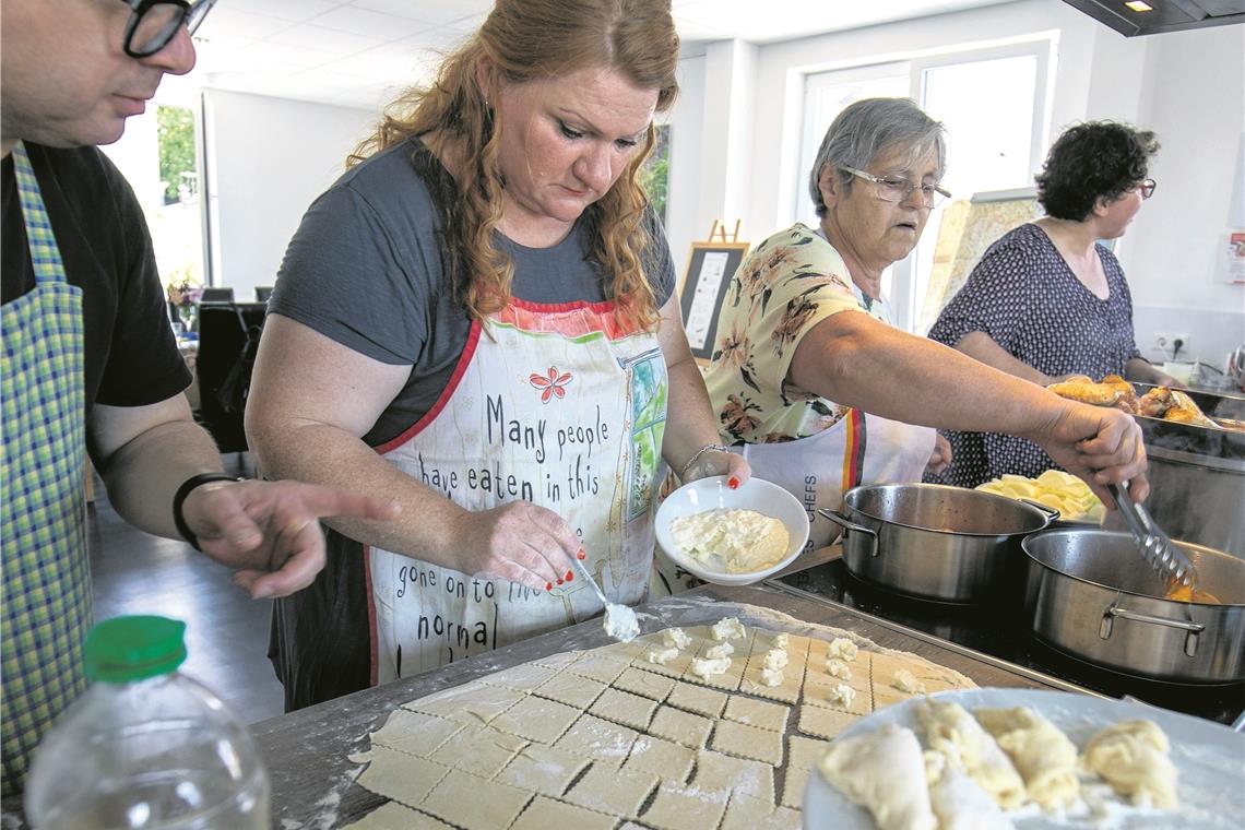 Die Teilnehmer am Kochkurs sind hoch konzentriert bei ihrer Aufgabe. Foto: A. Becher