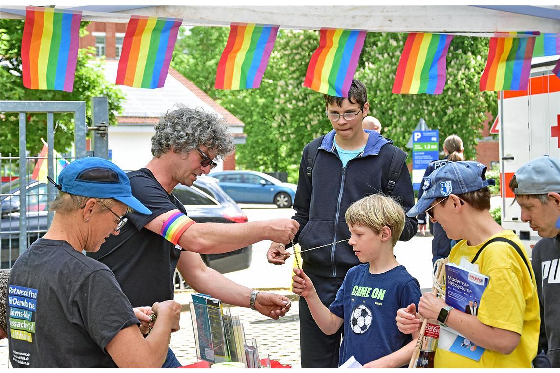 Die Teilnehmer am Sportfest bekommen von Kreisjugendring-Projektreferent Michael...