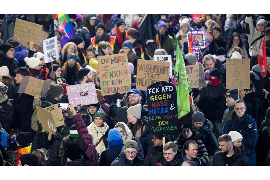 Die Teilnehmer de Demos hatten zahlreiche Plakate dabei.