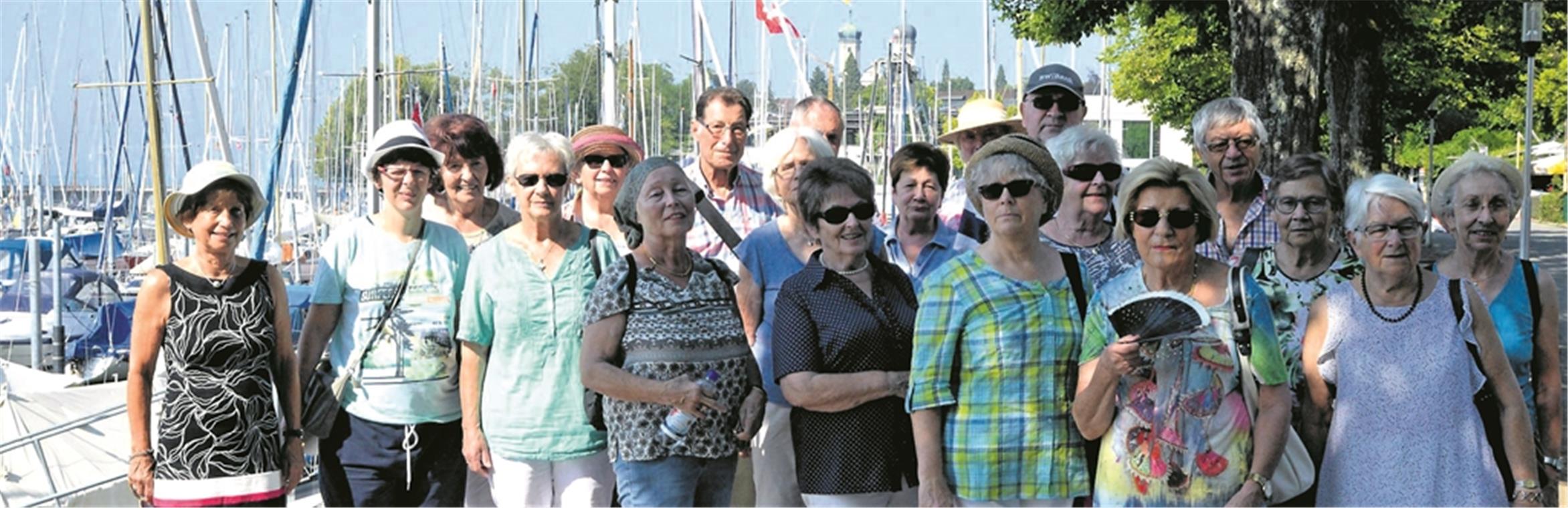 Die Teilnehmer der BKZ-Leserreise bei der Führung in Friedrichshafen. In der Zeppelin-Stadt war die Gruppe in einem Hotel untergebracht.