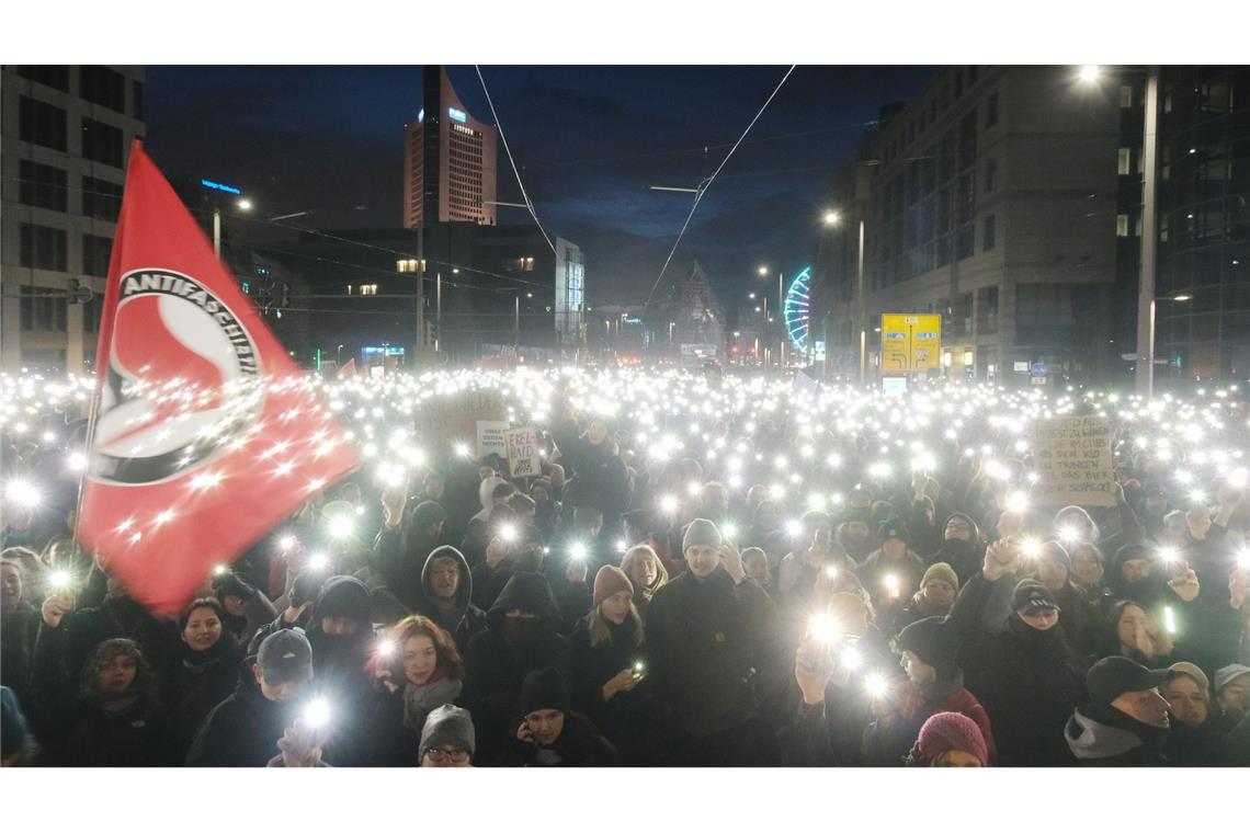 Die Teilnehmer der Demonstration gegen rechts in Leipzig bringen den Johannisplatz zum Leuchten. Bundesweit sind erneut Hundertausende Menschen gegen Rassismus und für Demokratie auf die Straße gegangen.
