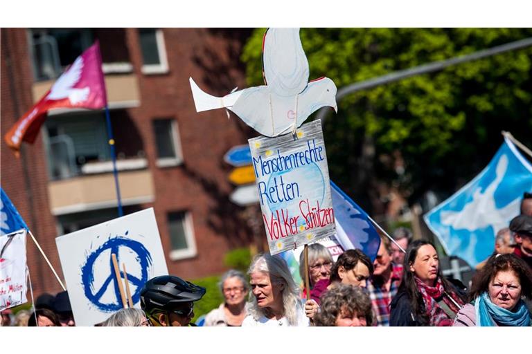 Die Teilnehmer der Ostermärsche - hier in Hamburg - wünschen sich weltweiten Frieden. Die Realität sieht anders aus.