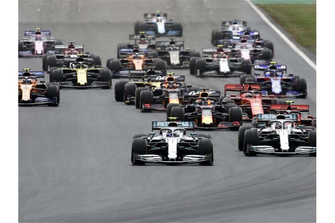 Die Teilnehmer der Formel 1 fahren auf der Strecke. Foto: Luca Bruno/AP/dpa