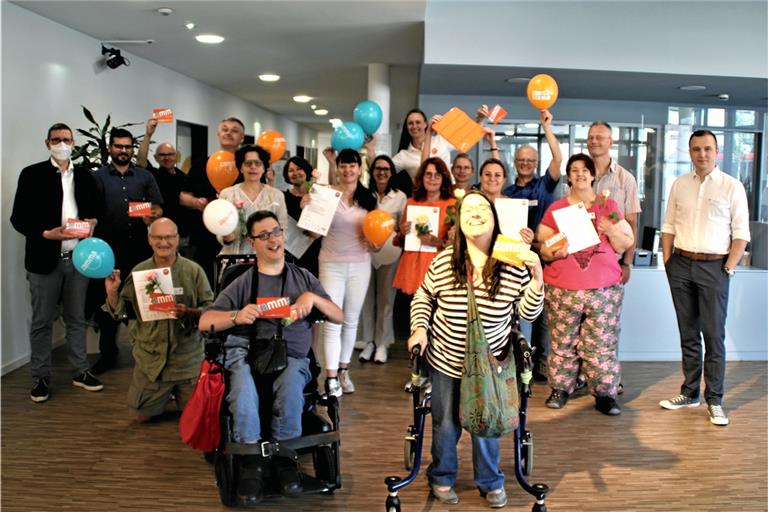 Die Teilnehmer, Dozenten und Organisatoren des Inklusionsbegleiterkurses freuen sich gemeinsam über den erfolgreichen Abschluss des Kurses. Foto: Diakonie Stetten