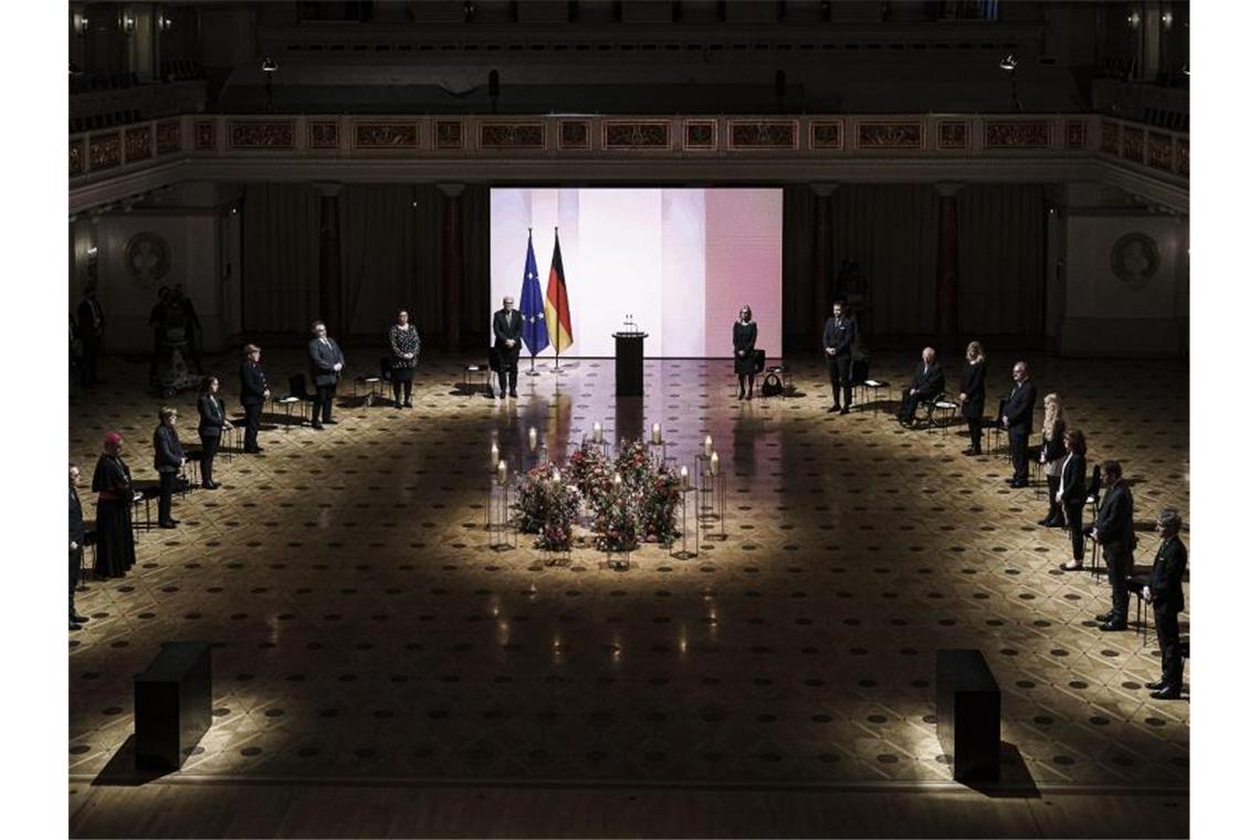 Die Teilnehmer während der Gedenkfeier im Konzerthaus am Berliner Gendarmenmarkt. Foto: Jesco Denzel/BPA Pool/dpa